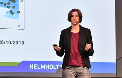 Judith Hauck (AWI) on "The ocean in the Global Carbon Budget". Credit: WAHLUNIVERSUM® Jessica Wahl/Helmholtz