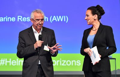 Reinhard Hüttl (Executive Director, GFZ) introduces the first Session with presenter Désirée Duray. Credit: WAHLUNIVERSUM® Jessica Wahl/Helmholtz